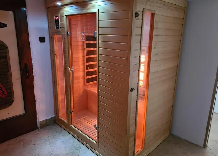 Naskarpie Jacuzzi Sauna Basen شقة *