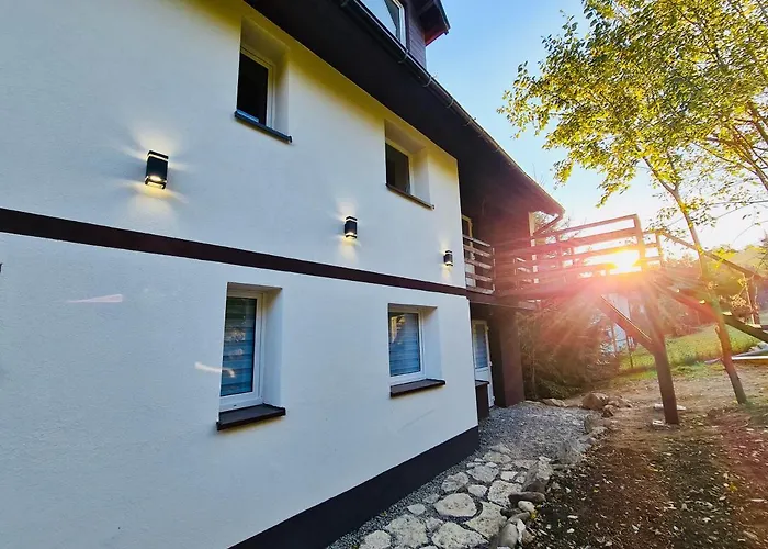 Naskarpie Jacuzzi Sauna Basen * فيسلا