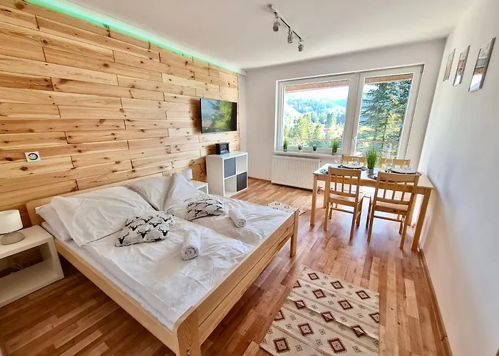 Naskarpie Jacuzzi Sauna Basen شقة فيسلا