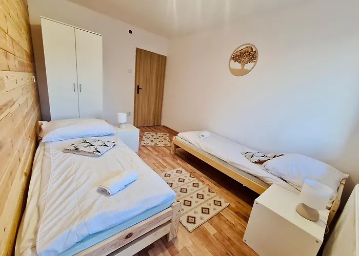 Naskarpie Jacuzzi Sauna Basen * فيسلا