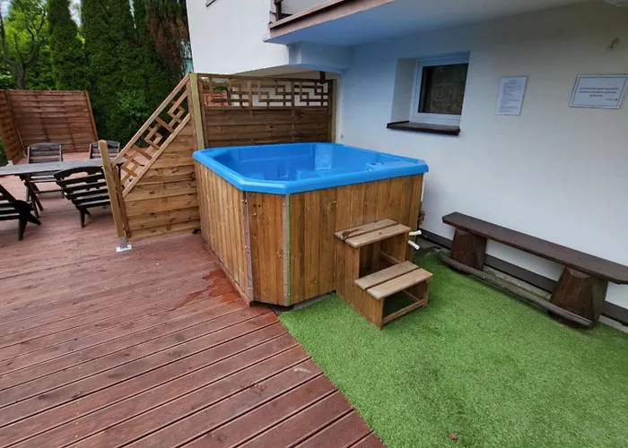 Naskarpie Jacuzzi Sauna Basen فيسلا