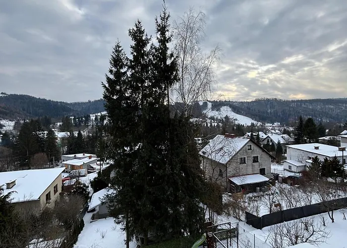 Naskarpie Jacuzzi Sauna Basen فيسلا