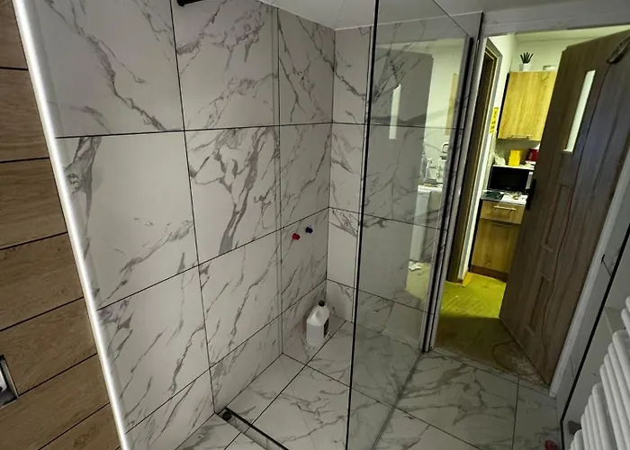 Naskarpie Jacuzzi Sauna Basen شقة فيسلا